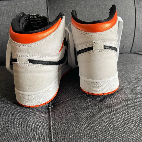 Jordan 1 Retro High OG Electro Orange Sneaker - Picture 4 of 4